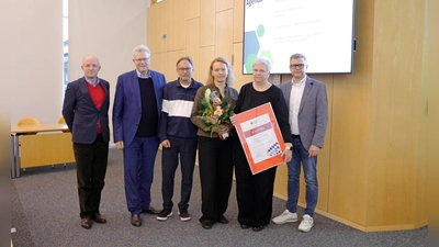 V.l.: David Grau (Sachgebietsleiter Sozialverwaltung Bezirk Oberfranken), Thomas Ebersberger (Oberbürgermeister Stadt Bayreuth), Thomas Kirpal (Schulleiter Pflegeschulen der Gesundheitseinrichtungen des Bezirks Oberfranken – GeBO), Ivonne Walter, Angelika Schmidt und Markus Ruckdeschel (Kreisgeschäftsführer BRK-Bayreuth).  (Foto: Tobias Schif/ BRK-Bayreuth.)