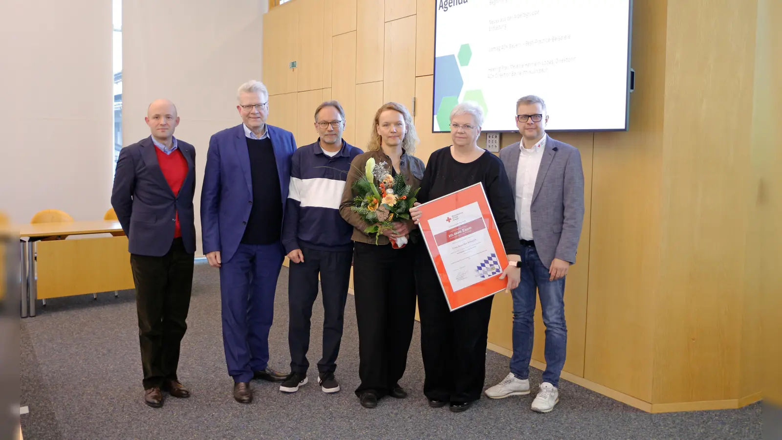 V.l.: David Grau (Sachgebietsleiter Sozialverwaltung Bezirk Oberfranken), Thomas Ebersberger (Oberbürgermeister Stadt Bayreuth), Thomas Kirpal (Schulleiter Pflegeschulen der Gesundheitseinrichtungen des Bezirks Oberfranken – GeBO), Ivonne Walter, Angelika Schmidt und Markus Ruckdeschel (Kreisgeschäftsführer BRK-Bayreuth).  (Foto: Tobias Schif/ BRK-Bayreuth.)
