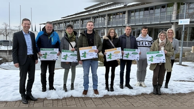 Landrat Florian Wiedemann, Hans-Peter Langenbucher, Ute Krahn, Florian Geißler (nahm den Preis für Silvia Geißler entgegen), Andrea Kläning-Wiesmeth (nahm den Preis für Hannes Wiesmeth entgegen), Willi Hagen, Christian Bittner (Fachbereich Abfallwirtschaft), Corinna Schweigler und Janet Schönknecht (Fachbereichsleiterin Abfallwirtschaft) stehen nach der Preisübergabe für ein Foto parat. (Foto: Landratsamt Bayreuth)