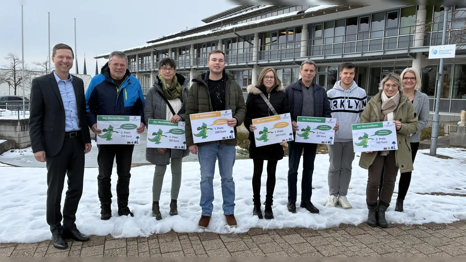 Landrat Florian Wiedemann, Hans-Peter Langenbucher, Ute Krahn, Florian Geißler (nahm den Preis für Silvia Geißler entgegen), Andrea Kläning-Wiesmeth (nahm den Preis für Hannes Wiesmeth entgegen), Willi Hagen, Christian Bittner (Fachbereich Abfallwirtschaft), Corinna Schweigler und Janet Schönknecht (Fachbereichsleiterin Abfallwirtschaft) stehen nach der Preisübergabe für ein Foto parat. (Foto: Landratsamt Bayreuth)