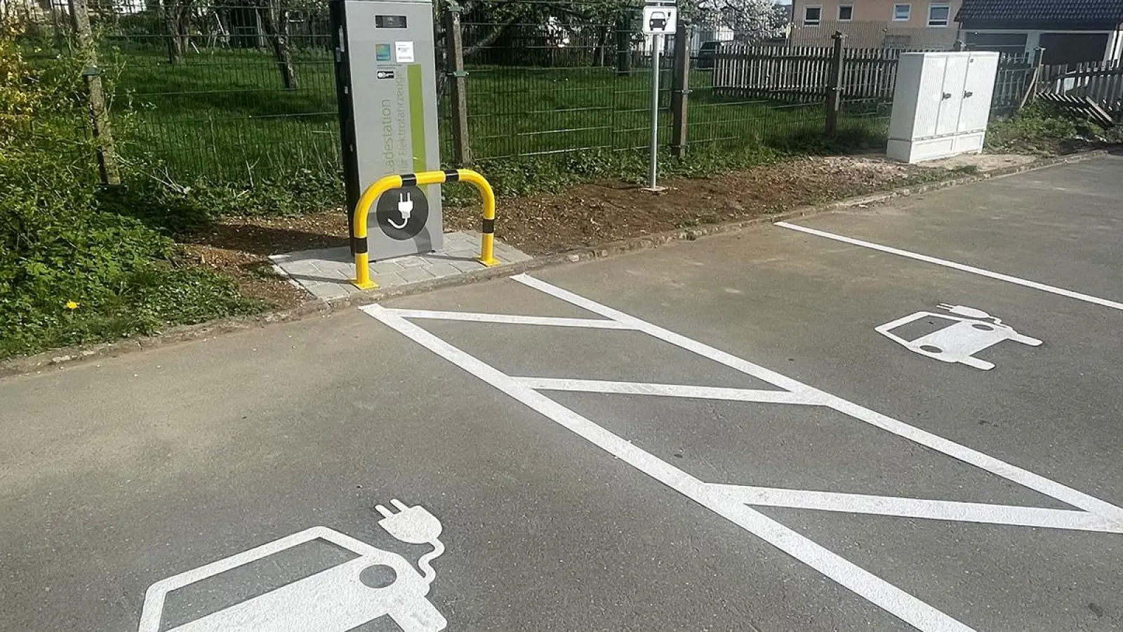 Für zwei Elektroautos wäre Platz: die Ladestation an der Mistelgauer Schule (Foto: Horst Mayer)