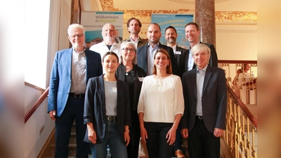 Erste Reihe: Kathrin Buchfelder, Jana Hofmann, Netzwerkkoordinatorin des Netzwerkes Familie und Beruf, Thomas Engel<br>Zweite Reihe: Thomas Ebersberger, Kirsten Frohnert<br>Dritte Reihe: Ralf Schuberth, Dr. Attila Széchényi, Landrat Florian Wiedemann<br>Vierte Reihe: Thomas Maier, Sascha Bohne (Foto: Benjamin Böhm, Regierung von Oberfranken)