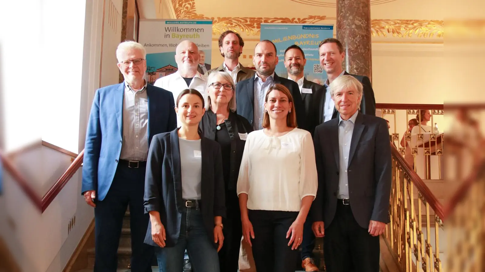 Erste Reihe: Kathrin Buchfelder, Jana Hofmann, Netzwerkkoordinatorin des Netzwerkes Familie und Beruf, Thomas Engel<br>Zweite Reihe: Thomas Ebersberger, Kirsten Frohnert<br>Dritte Reihe: Ralf Schuberth, Dr. Attila Széchényi, Landrat Florian Wiedemann<br>Vierte Reihe: Thomas Maier, Sascha Bohne (Foto: Benjamin Böhm, Regierung von Oberfranken)