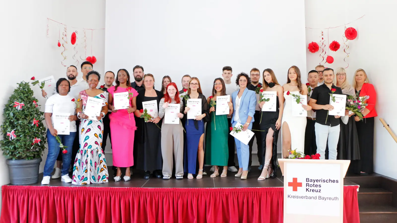 Absolventinnen und Absolventen der Ausbildung zur/zum Pflegefachhelfer/-in an der BRK Schulen Pflege – Abschlussjahrgang 2024/2025. (Foto: Tobias Schif / BRK-Bayreuth.)