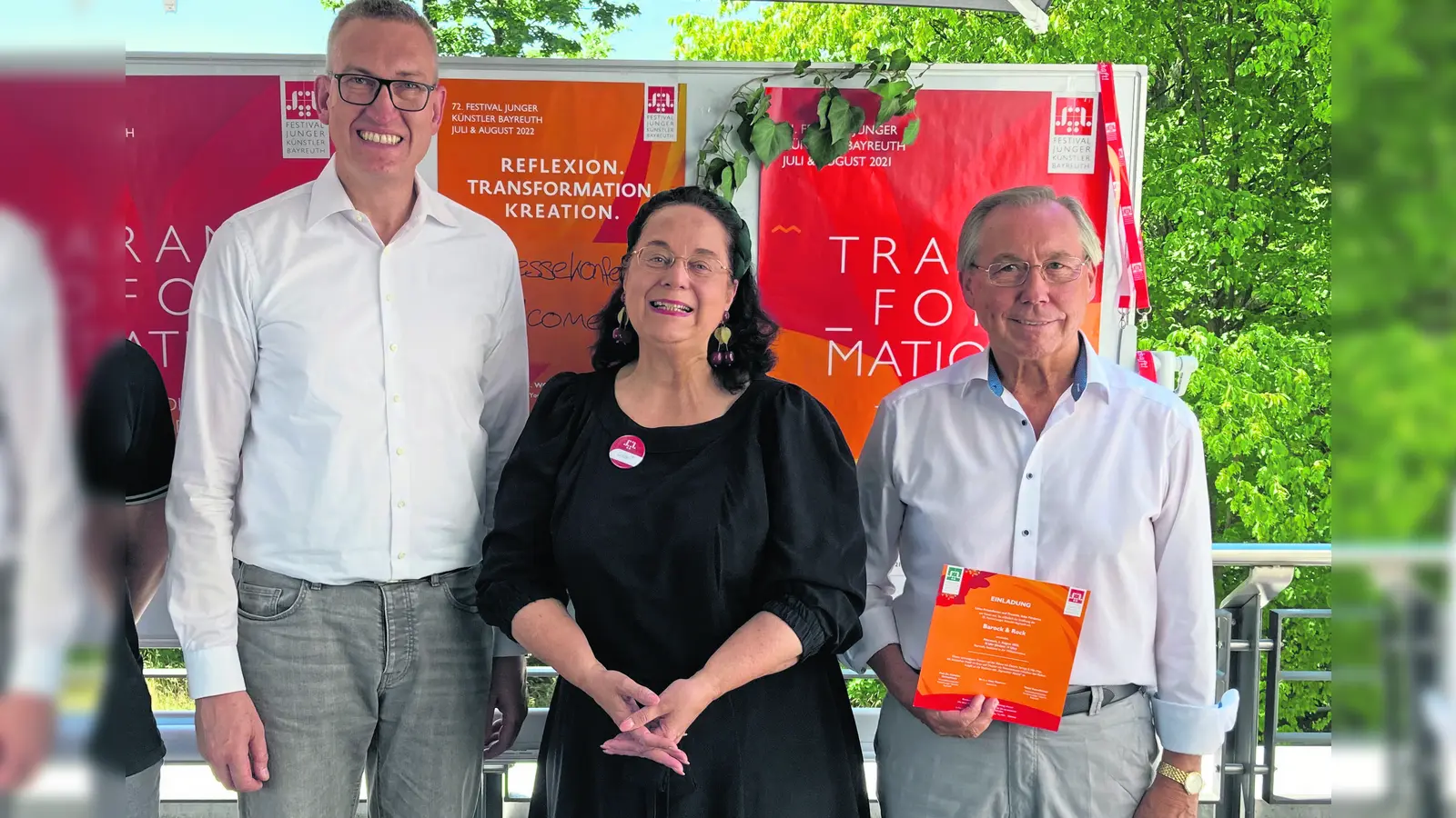 Festival-Intendantin Sissy Thammer im Jahr 2022 mit dem Vorstandsvorsitzenden des Festivals junger Künstler, Prof. Claas Christian Germelmann (links) und Dozent Werner Schubert (rechts). (Archivbild: red)