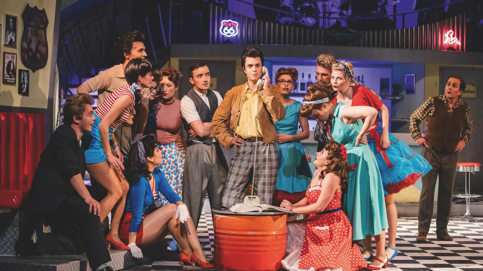 M. Straub; R. Eisenhauer/ A Spider Murphy Story/ ML Rüdiger Eisenhauer/ R Matthias Straub/ B Robert Schrag/ K Carola Volles/ Ch Julia Grunwald/ Uraufführung 14. Oktober 2017/ Landestheater Coburg/ Großes Haus (Foto: source_text)