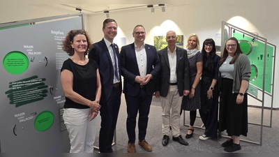 Sie eröffneten die Ausstellung im RW21 (von links): Melanie Vogt (stellvertretende Leitung der RW21 vhs Bayreuth), Landrat Florian Wiedemann, Bayreuths 2. Bürgermeister Stefan Schuh, Univ.-Prof. Dr. med. Christoph Mundhenke (Klinikdirektor der Frauenklinik, Klinikum Bayreuth), die Regionalmanagerinnen Eva Rundholz und Monika Pellkofer sowie Carina Falke (Leitung Öffentlichkeitsarbeit der RW21 Stadtbibliothek Bayreuth). (Foto: Stadt Bayreuth)