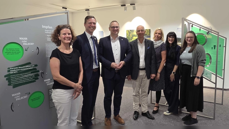 Sie eröffneten die Ausstellung im RW21 (von links): Melanie Vogt (stellvertretende Leitung der RW21 vhs Bayreuth), Landrat Florian Wiedemann, Bayreuths 2. Bürgermeister Stefan Schuh, Univ.-Prof. Dr. med. Christoph Mundhenke (Klinikdirektor der Frauenklinik, Klinikum Bayreuth), die Regionalmanagerinnen Eva Rundholz und Monika Pellkofer sowie Carina Falke (Leitung Öffentlichkeitsarbeit der RW21 Stadtbibliothek Bayreuth). (Foto: Stadt Bayreuth)