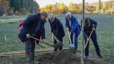 Ein starkes Zeichen für Nachhaltigkeit und Zusammenhalt: Universität und Stadt Bayreuth haben gemeinsam 51 Bäume gepflanzt.  (Foto: sd)