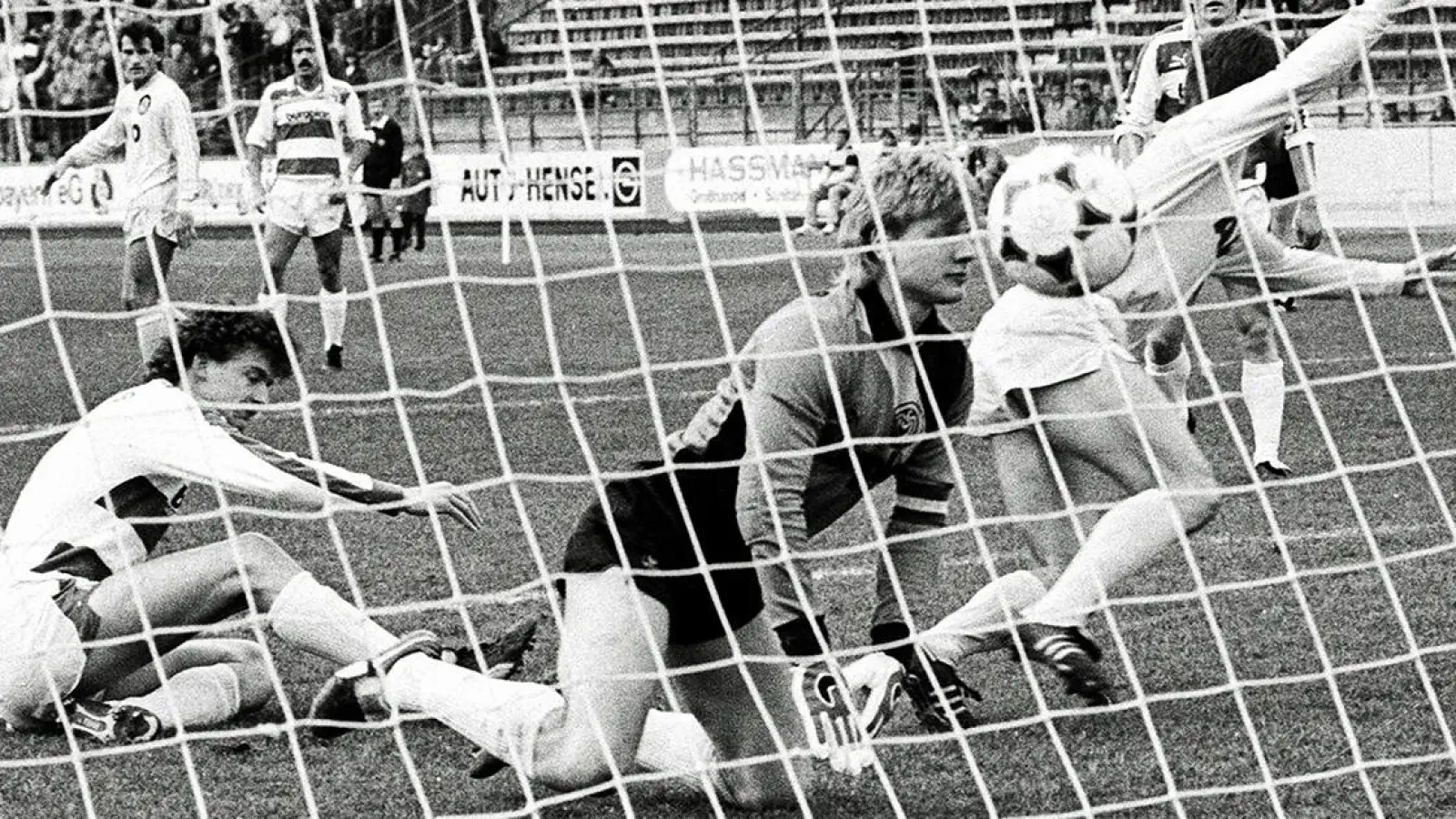 15.4.1986: Bayreuth besiegt Duisburg 2:1. Günther Stockinger trifft zum 1:0. Torwart Teddy de Beer ohne Chance. (Foto: Klaus-Peter Volke)