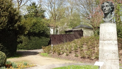 Fährt man in Richtung Festspielhaus, steht auf der linken Parkseite die Büste von Cosima Wagner. Jetzt im Frühjahr ist die Familienvilla Wagner noch gut zu sehen. (Foto: W. Munzert)