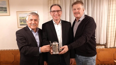 Ehrung von Udo Lindlein (Bild Mitte) für seine Verdienste als CSW-Gemeinderat durch Vorsitzenden Werner Fuchs (links) und seinem Stellvertreter Wolfgang Weber (rechts). (Foto: Redaktion Bindlach)