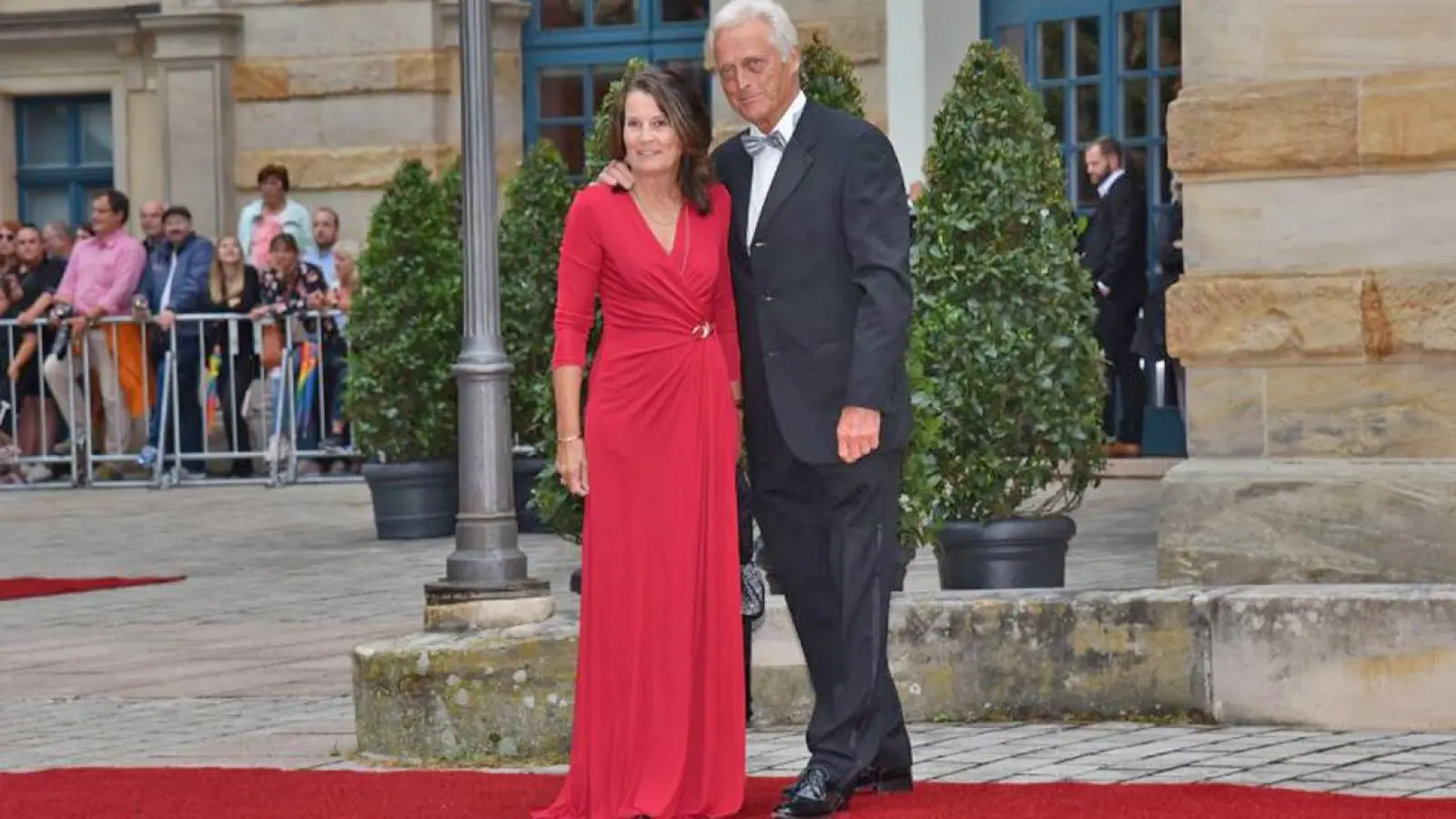 Peter Ramsauer mit Ehefrau Susanne bei den Bayreuther Festspielen 2023. (Foto: Dörfler)
