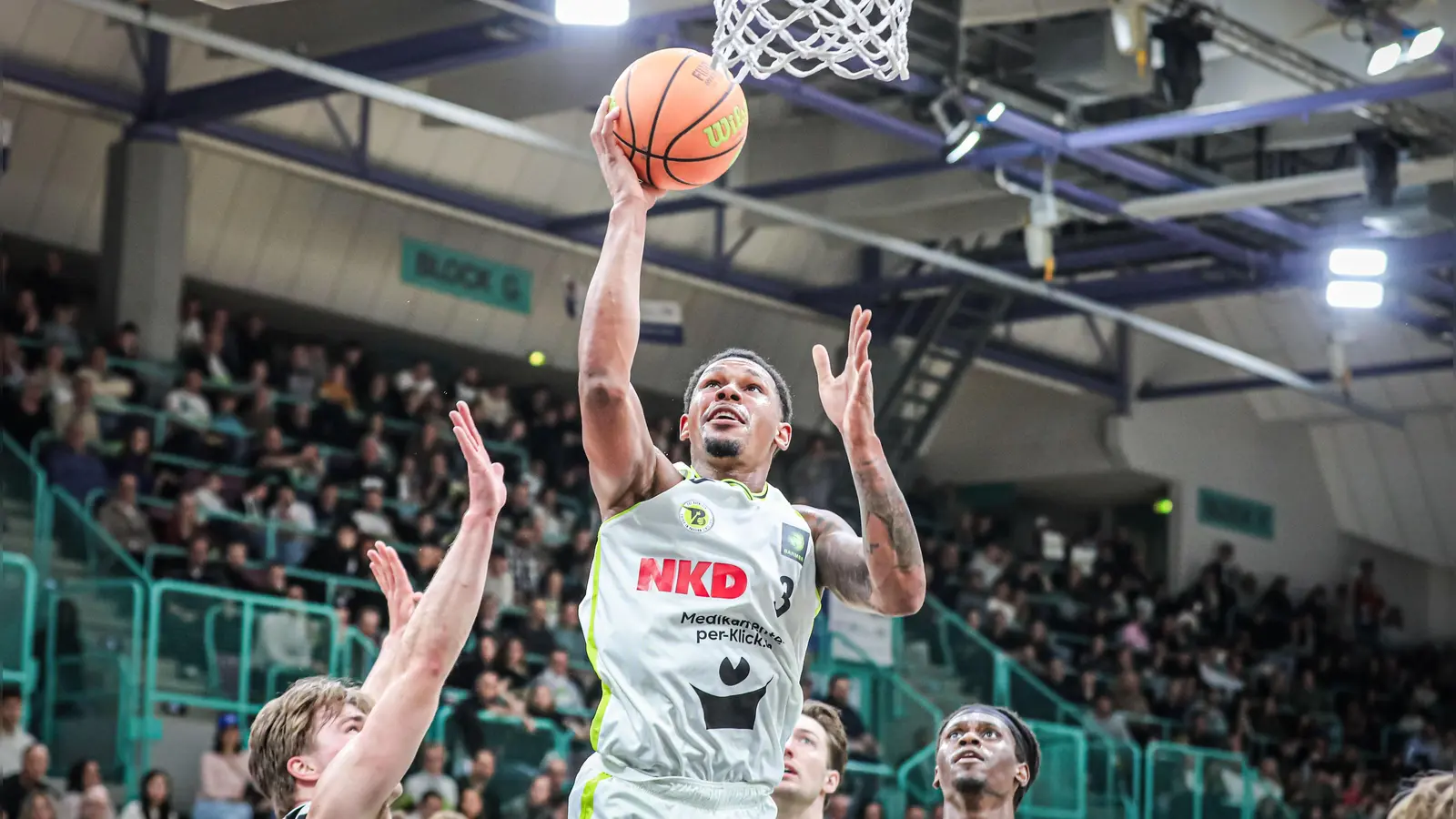 Rayshawn Mart (am Ball) war Topscorer des BBC Bayreuth in der Partie gegen Paderborn (Foto: Thorsten Ochs)
