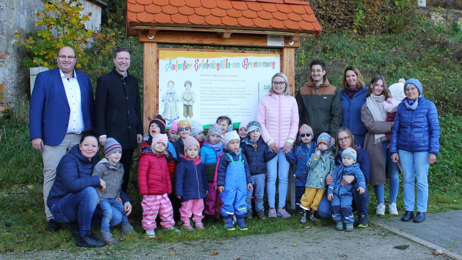 Bürgermeister Alexander Schrüfer (links hinten), Landrat Florian Wiedemann (2.v.l. hinten), Philipp Herrmann <br>(4.v.r hinten) und Corinna Brauer (3.v.r. hinten) sowie das Team und die Kinder des Evangelischen Kindergartens (Foto: Rund und um die Neubürg ? Fränkische Schweiz&nbsp;e.V.)