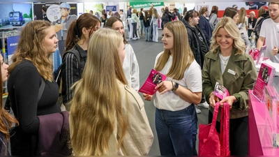 Auch in diesem Jahr konnten auf der Ausbildungsmesse „Es ist deine ZUkunft” in der Oberfrankenhalle wieder viele Kontakte zwischen Jugendlichen und Ausbildungsbetrieben geknüpft werden.  (Foto: sd)