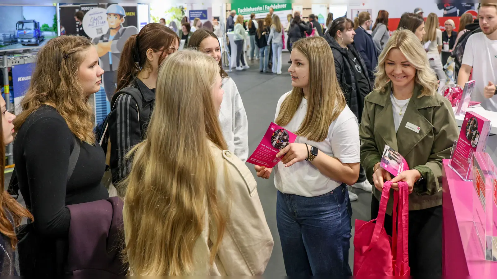 Auch in diesem Jahr konnten auf der Ausbildungsmesse „Es ist deine ZUkunft” in der Oberfrankenhalle wieder viele Kontakte zwischen Jugendlichen und Ausbildungsbetrieben geknüpft werden.  (Foto: sd)