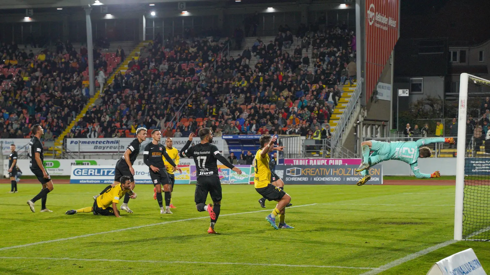 Auf volle Tribünen wie beim ersten Aktionsspiel „Oldschdod für alle” gegen die SpVgg Hankofen-Hailing (Bild) hoffen die Verantwortlichen der SpVgg Bayreuth auch am Freitag, 11. April, um 18.30 Uhr beim zweiten Aktionsspiel gegen die U23 des FC Augsburg. (Foto: Archiv/sd)