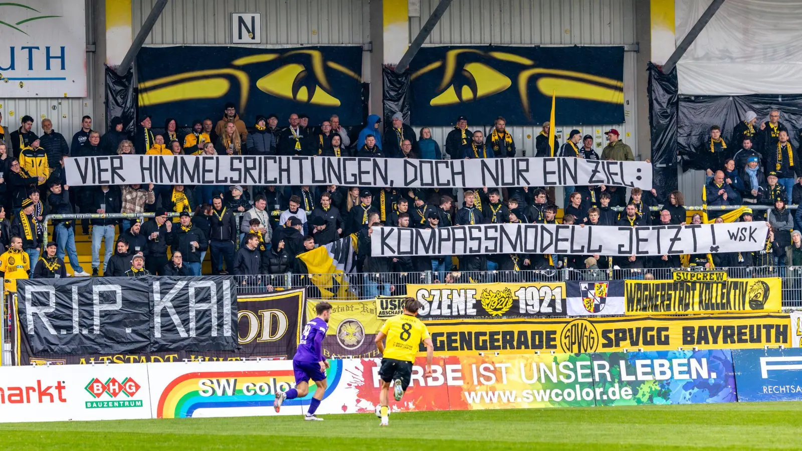 Die Fans der Altstadt hatten schon beim Heimspiel gegen Schwaben Augsburg (Bild) mit einem Spruchband für das „Kompassmodell” zur Regionalliga-Reform plädiert. (Foto: Dirk Ellmer)