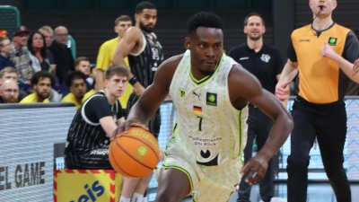 Rene Kindzeka, hier in voller Aktion im Trikot des BBC Bayreuth, beendet seine Basketballkarriere. (Foto: BBC Bayreuth)