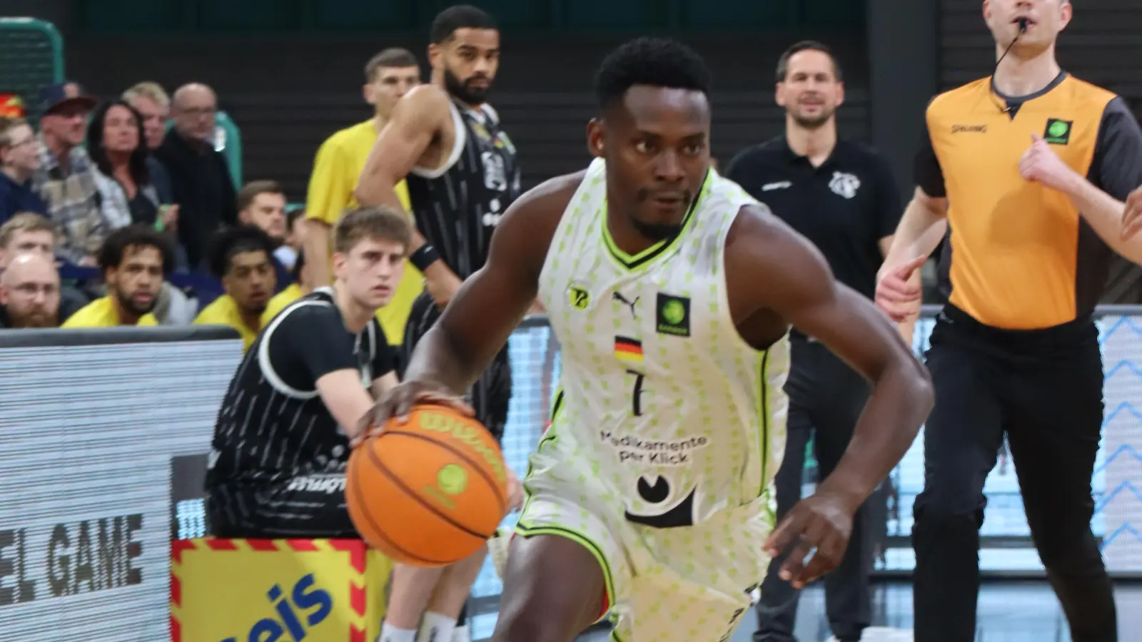 Rene Kindzeka, hier in voller Aktion im Trikot des BBC Bayreuth, beendet seine Basketballkarriere. (Foto: BBC Bayreuth)