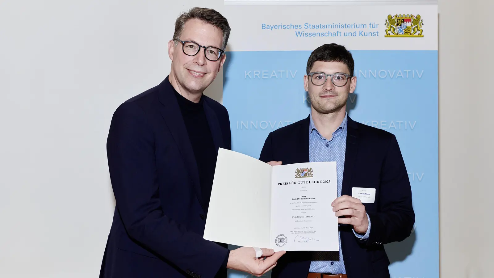 Minister Markus Blume mit Prof. Dr. Fridolin Röder von der Uni Bayreuth. (Foto: StMWK/Thomas Riese)