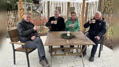 Bei den jetzigen Temperaturen kann hier nun ein Heißgetränk eingenommen werden - im Sommer soll es aber dann vor der Hitze schützen.  (Foto: jm)