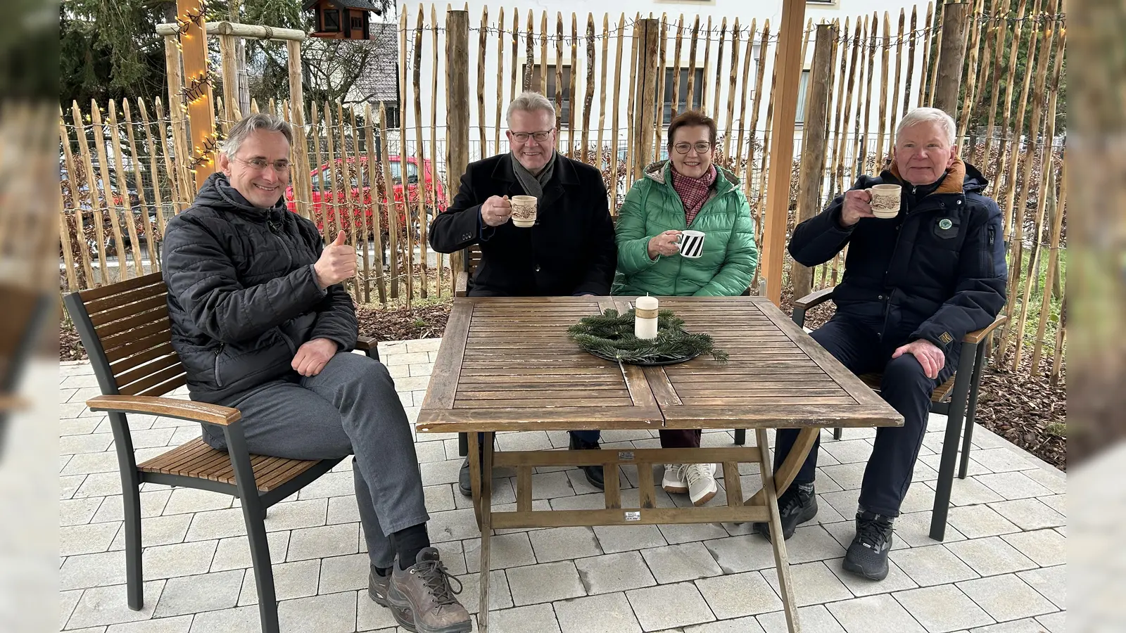 Bei den jetzigen Temperaturen kann hier nun ein Heißgetränk eingenommen werden - im Sommer soll es aber dann vor der Hitze schützen.  (Foto: jm)