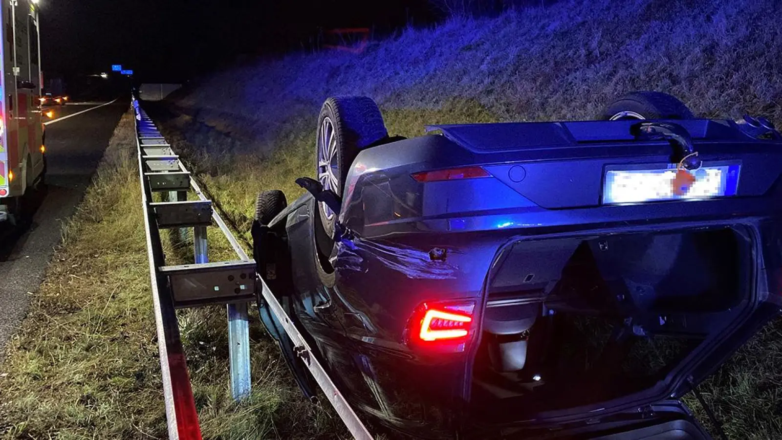 A9 bei Bayreuth: Ein Auto schleuderte am Donnerstagmorgen (12. Januar 2023) über die Leitplanke und blieb auf dem Dach liegen. (Foto: Verkehrspolizei Bayreuth)