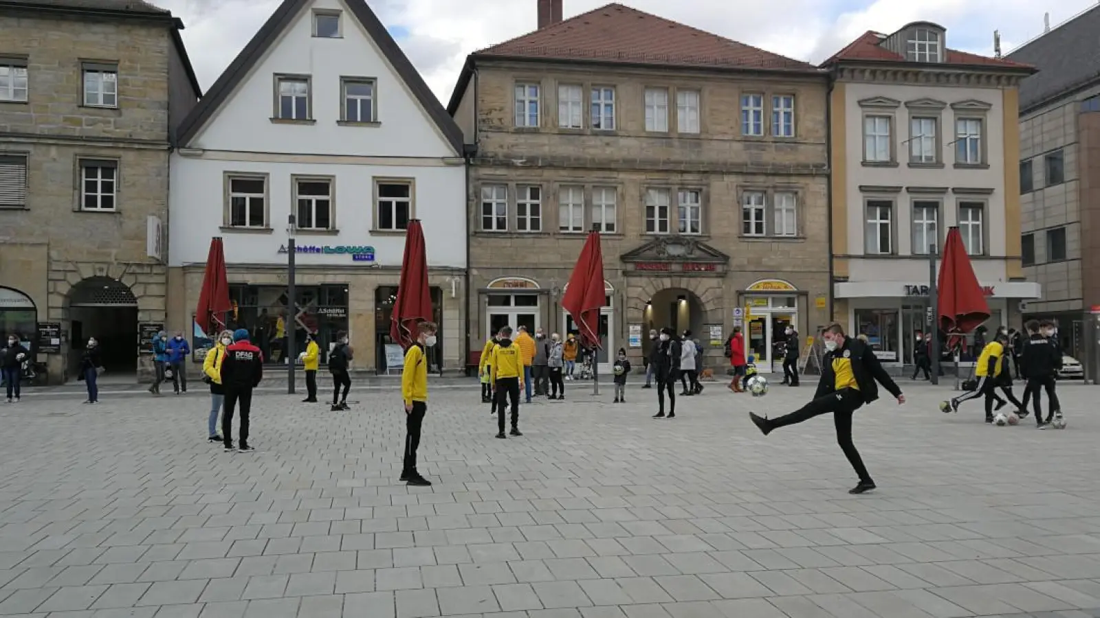 Kinder, Jugendliche und Eltern versammelten sich in Bayreuth, um ein Zeichen zu setzen. (Foto: Mirko Strässer)