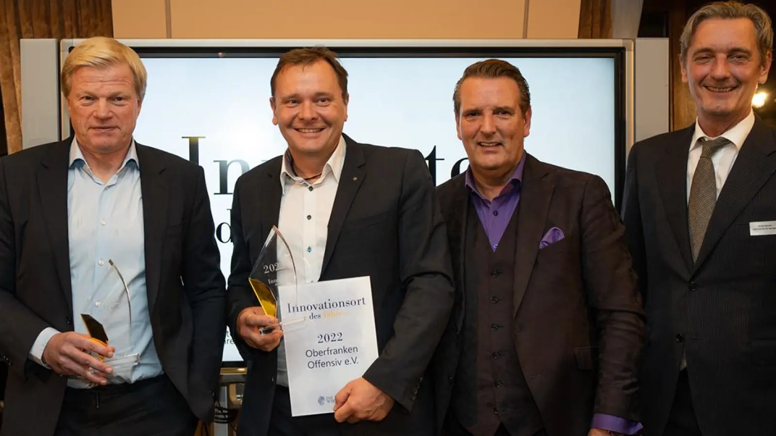 Frank Ebert, Geschäftsführer Oberfranken Offensiv e.V. (2. von links) nimmt den Preis beim Festakt in Berlin entgegen. Oliver Kahn, Unternehmer Ralf Dümmel und DDW-Herausgeber Michael Oelmann gratulieren. (Foto: TonyHauptPhoto/DDW)