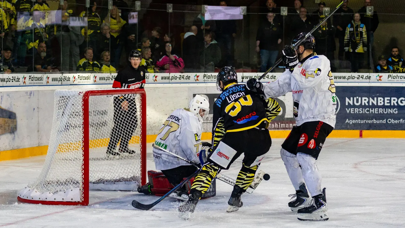 Damit die Live-Action im „Tigerkäfig”, wie hier beim gestrigen Testspiel der onesto Tigers gegen Erfurt, weiter gehen kann, sollten dich die Zuschauerzahlen in der kommenden Saison erhöhen. (Foto: Dirk Ellmer)