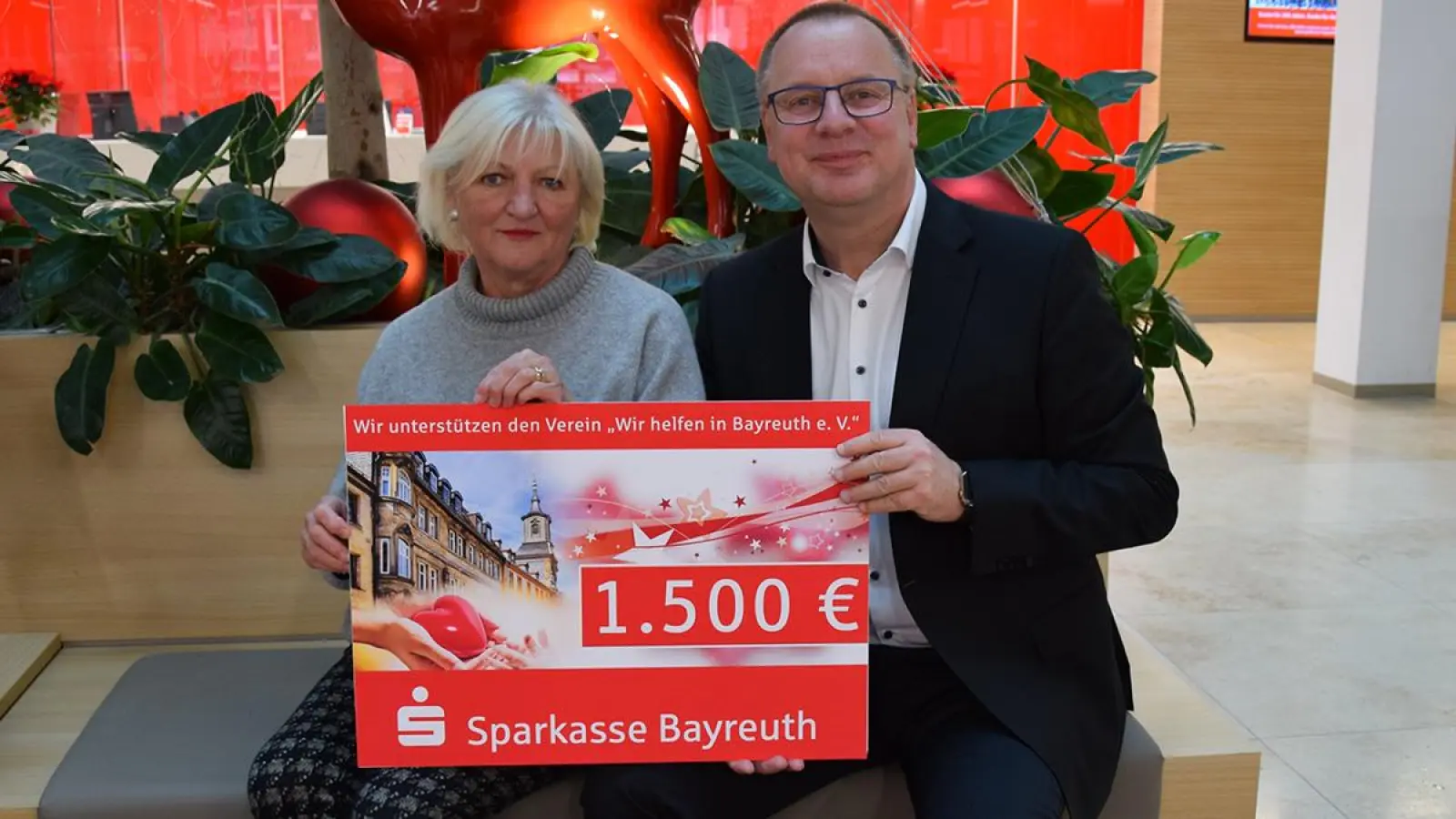 Gabriele Munzert, Vereinsvorsitzende „Wir helfen in Bayreuth e.V.“ und Wolfram Münch, Vorstandsvorsitzender der Sparkasse Bayreuth. (Foto: Mohr)