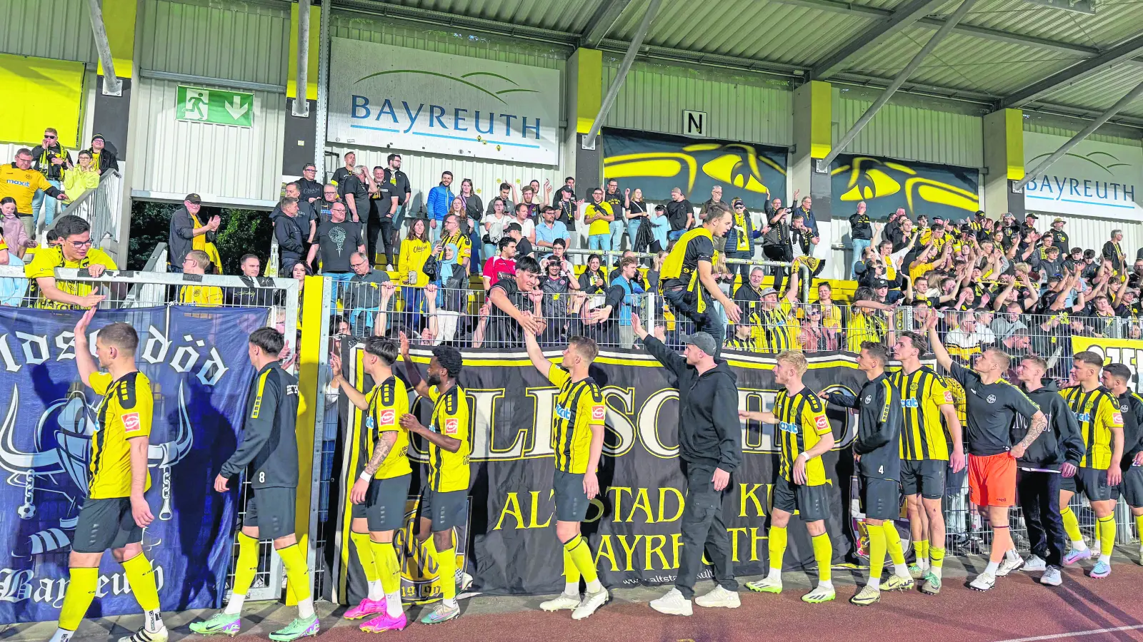 Nach dem letzten Regionalliga-Bayern-Heimspiel am Freitag, 10. Mai: Abklatschen mit den Fans nach dem 0:0-Unentschieden gegen die U23 des 1. FC Nürnberg.  (Foto: sd)