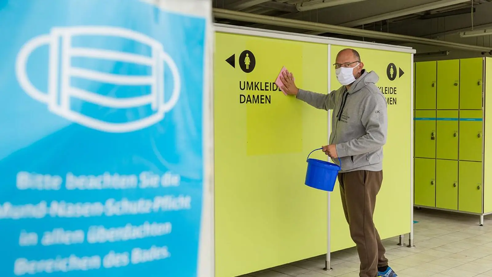 Nach Badeschluss desinfizieren Uwe Kasel und das Kreuzer-Team die Oberflächen der Umkleiden, sämtliche Handläufe und vieles mehr. (Foto: red)