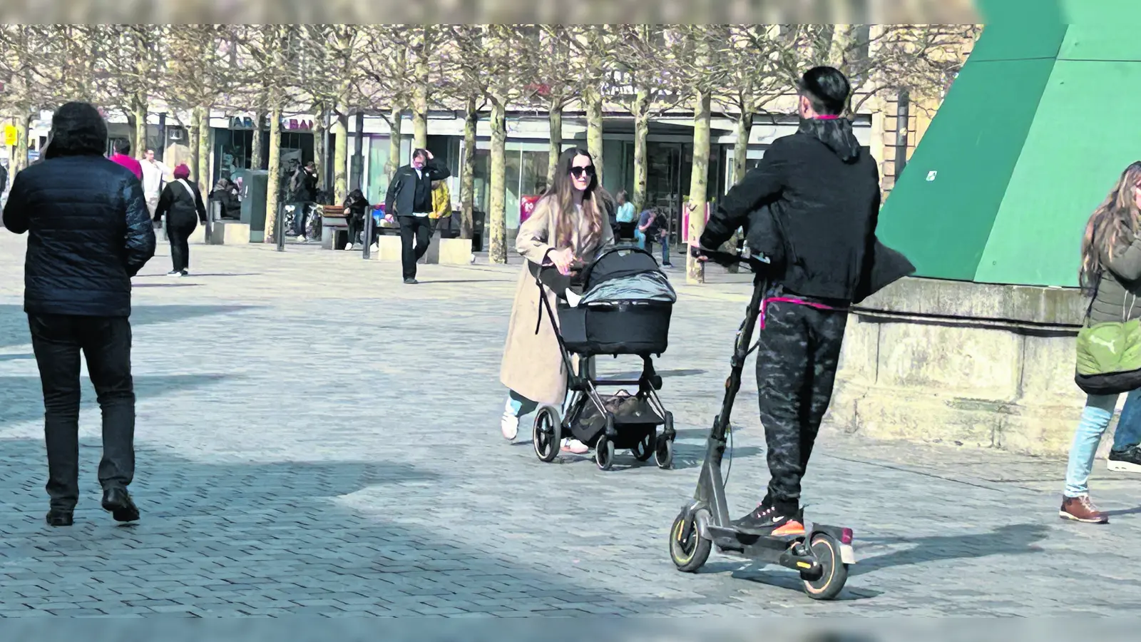 E-Scooterfahrer, flott und verkehrswidrig in der Fußgängerzo (Foto: gmu)