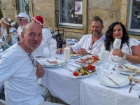 Diner en blanc: Nach dem Vorbild französischer Picknicks im Freien brachten die Teilnehmer alles selbst mit, Tische, Stühle, Speisen und Getränke.  (Foto: sd)