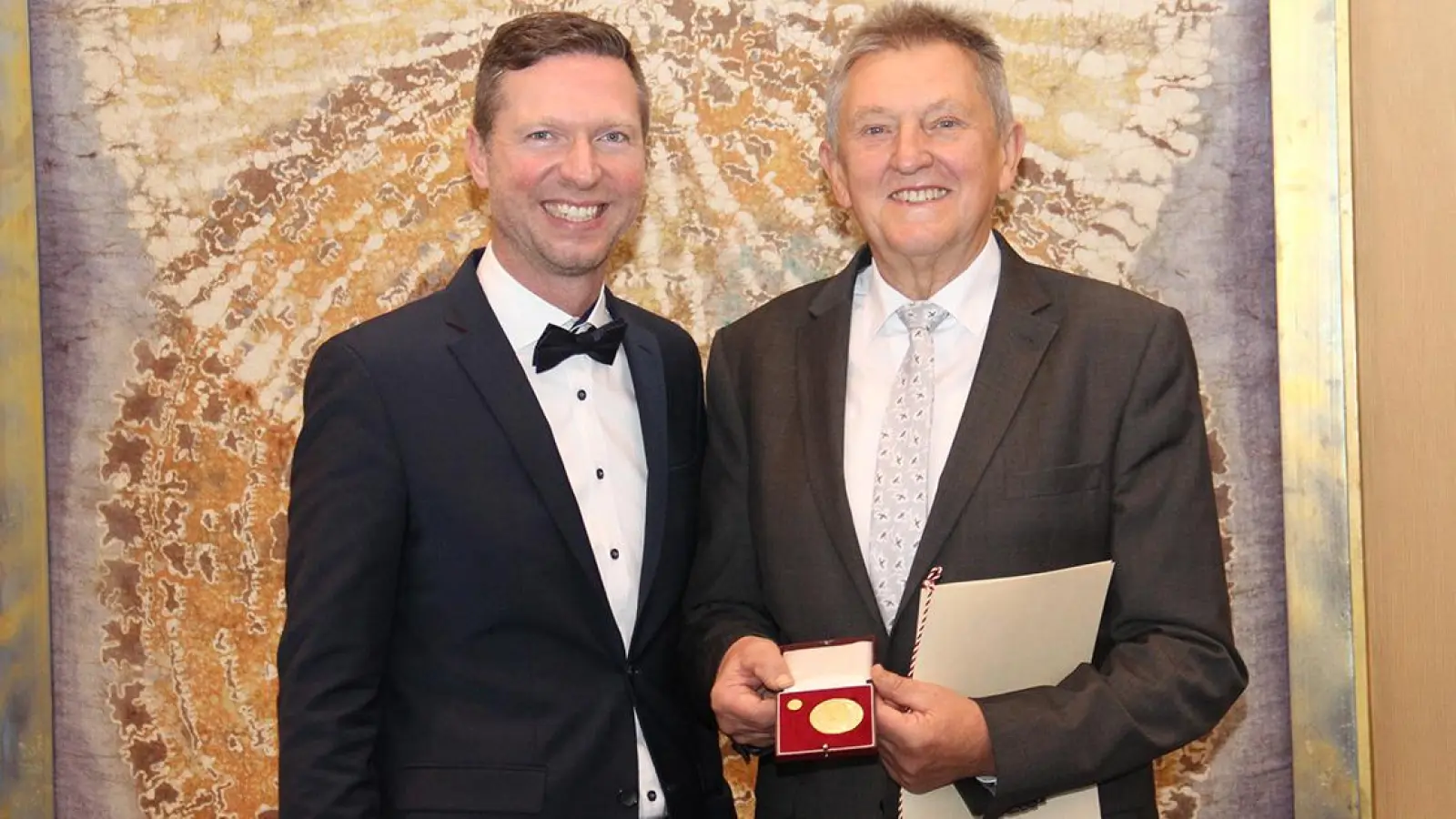 Altlandrat Hermann Hübner (rechts) bekommt die Ehrenmedaille in Gold von Landrat Florian Wiedemann überreicht. (Foto: red)