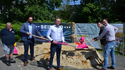 In wenigen Tagen startet der Glasfaserausbau in Bindlach. Bauleiter Thomas Starklauf von der Baufirma Seibold, Bürgermeister Christian Brunner, Igor Hoffmann vom Telekom-Shop Bayreuth, Telekom-Vertriebsmitarbeiter Lukas Kleber und Telekom-Berater Richard Liedel (von links) gaben mit dem Spatenstich in der Hirtengasse den Startschuss für das Projekt. (Foto: uf)