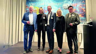 V.l.: OB Thomas Ebersberger, Fanny Schmidt-Steingraeber, Landrat Florian Wiedemann, Moderatorin Annekatrin Hentschel und Dr. Sven Friedrich. (Foto: gmu)