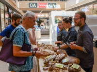 Insgesamt sieben handwerkliche Bäckereibetriebe präsentierten rund 60 Brote und stellten sich dem fachkundigen Urteil von Brot-Sommelier Manfred Stiefel. (Foto: sd)