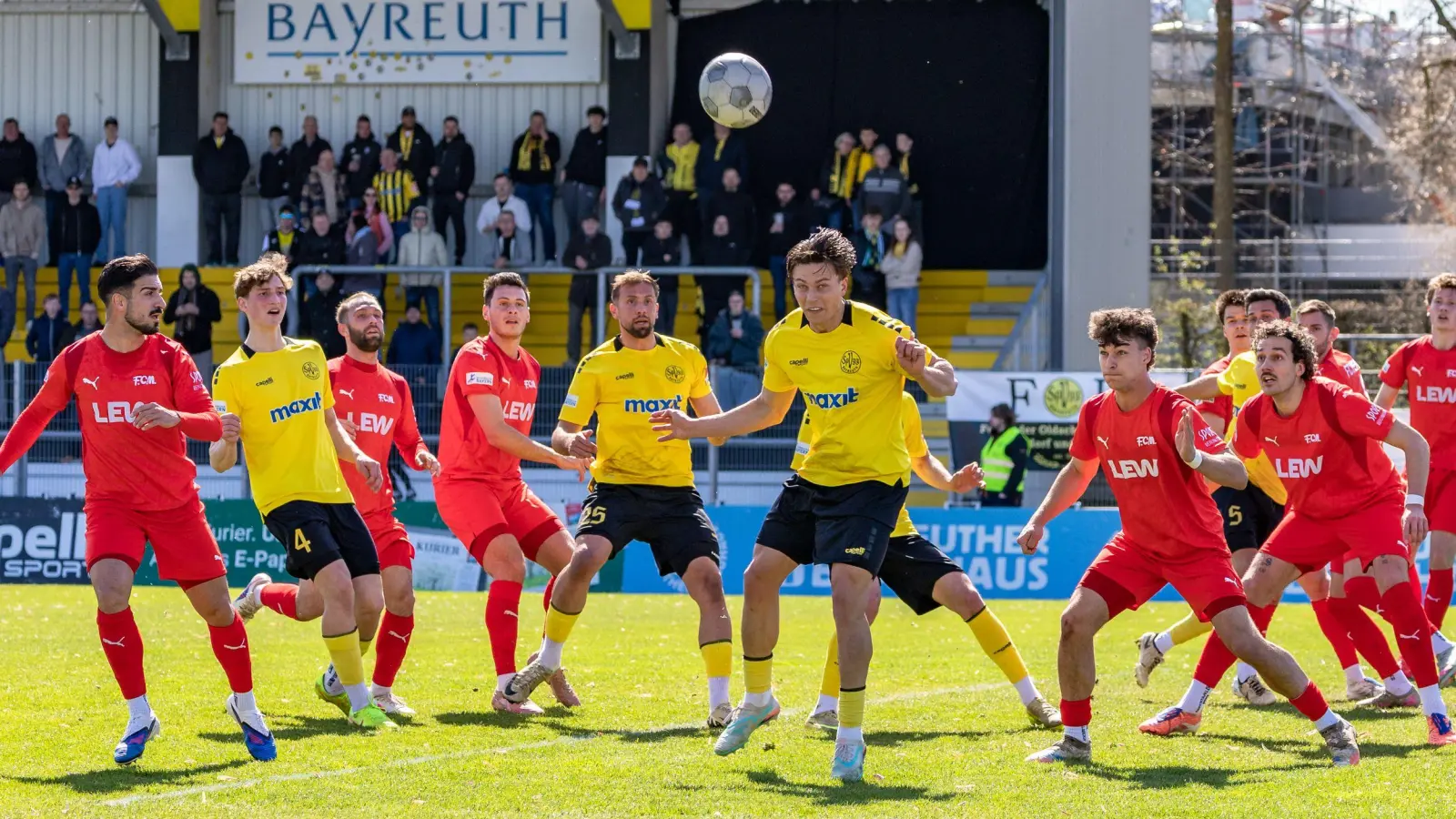 Felix Schäffner (zweiter von links, hier im Spiel gegen den FC Memmingen) verlängert genauso wie Florian Markert seinen Vertrag bei der SpVgg Bayreuth. (Foto: Dirk Ellmer)