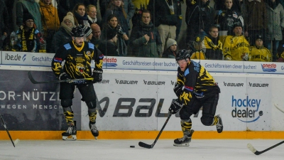 Jan Hammerbauer (hier mit der Trikotnummer 90 am Puck beim Heimspiel gegen Memmingen) bleibt auch in der kommenden Saison bei den onesto Tigers Bayreuth. (Foto: Archiv/sd)