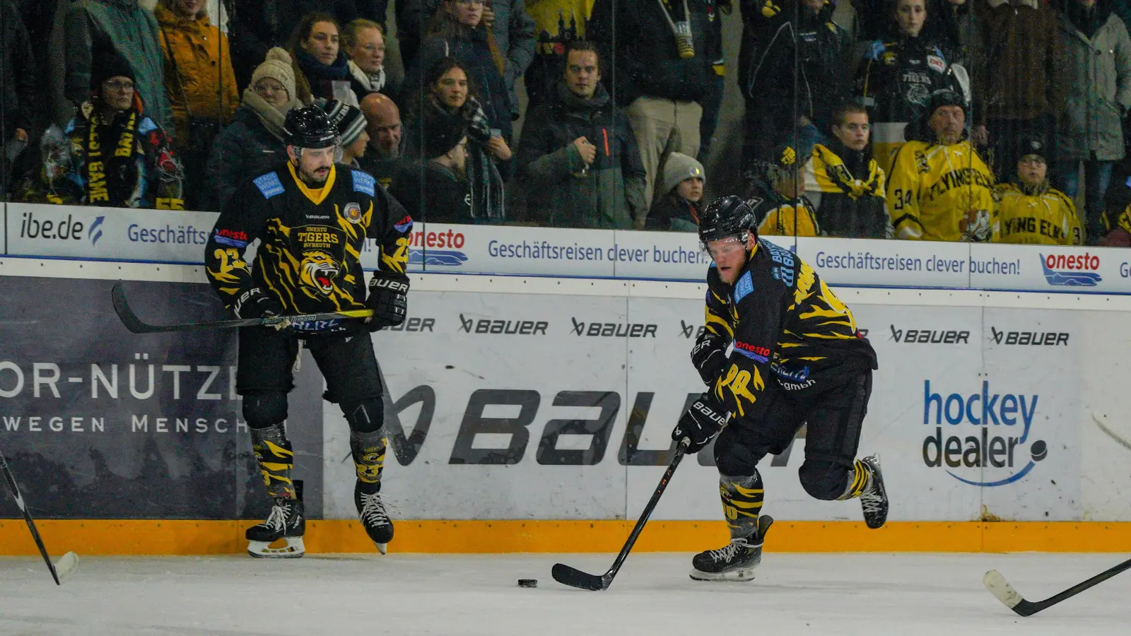 Jan Hammerbauer (hier mit der Trikotnummer 90 am Puck beim Heimspiel gegen Memmingen) bleibt auch in der kommenden Saison bei den onesto Tigers Bayreuth. (Foto: Archiv/sd)