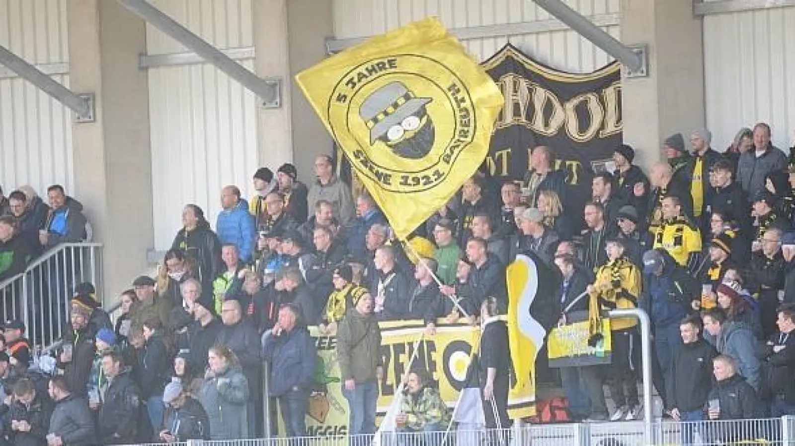 Der Fanclub Altstadt Kult sorgt für gute Stimmung im Stadion. Foto: Andi Bär. (Foto: inBayreuth.de)