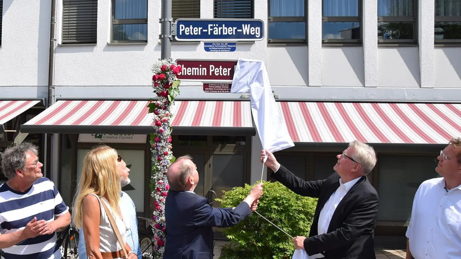 Peter-Färber-Weg: OB Thomas Ebersberger und Jean-François Degenne, Stadtrat aus Annecy, enthüllen das Schild. (Foto: Lenkeit)