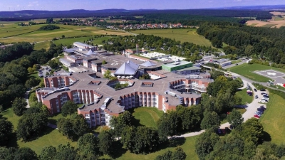 Das Klinikum am Roten Hügel: Nebenan wächst in den kommenden Jahren ein Neubau. (Archivbild: Dörfler)