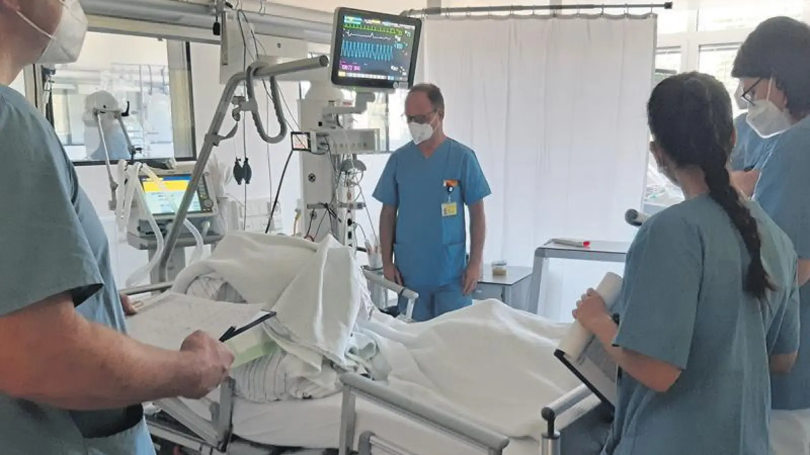 Harald Endres (2.v.l.) ist das Bindeglied zwischen Intensiv- und Pflegestationen. Sein Ziel ist es, Patientinnen und Patienten eine Rückverlegung auf die Intensivstation möglichst zu ersparen. Foto: red (Foto: inBayreuth.de)