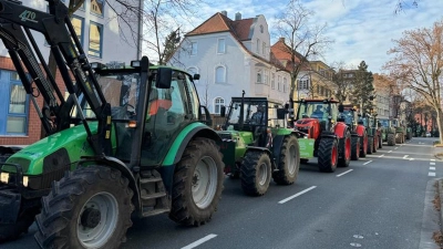 Traktoren rollen stadteinwärts durch die Bismarckstraße. (Foto: Dörfler)