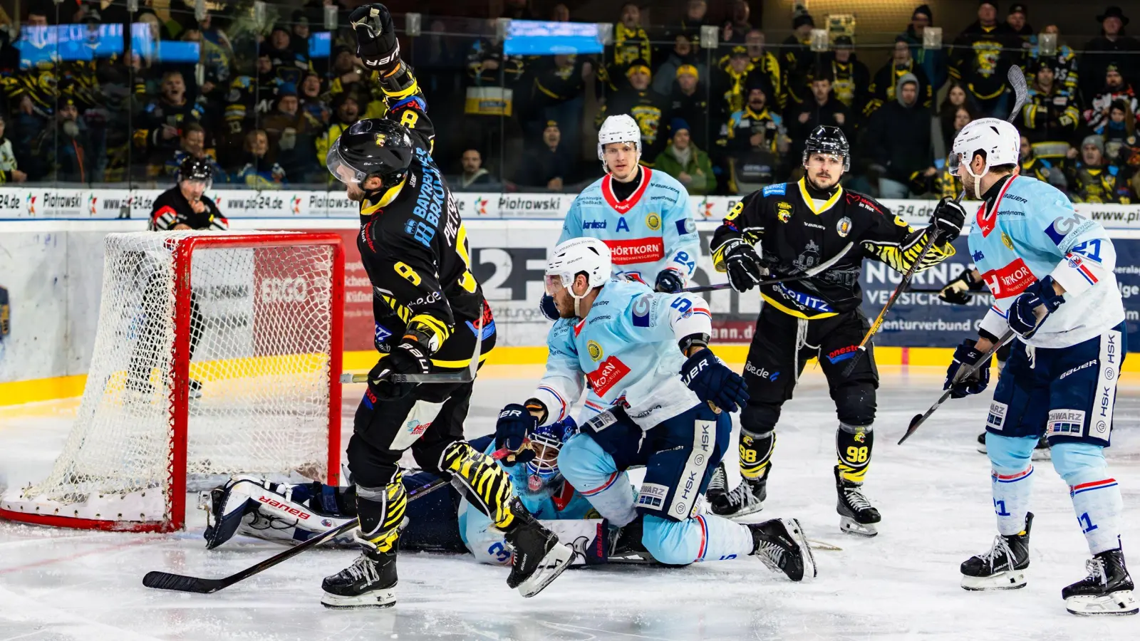 Jan Niklas Pietsch (beim Torjubel) traf zum 2:4-Anschlusstreffer der onesto Tigers gegen die Heilbronner Falken. (Foto: Dirk Ellmer)